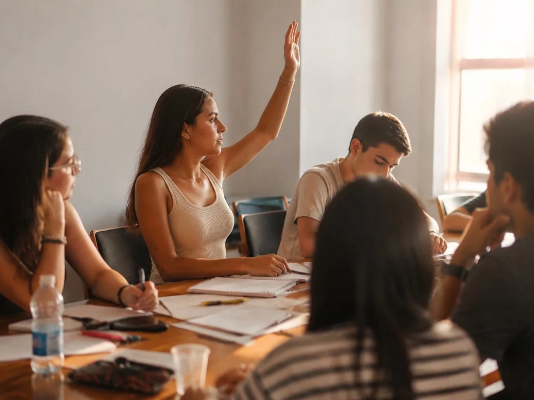 Mesa vista de cima com um diagrama de raciocínio riscado à mão